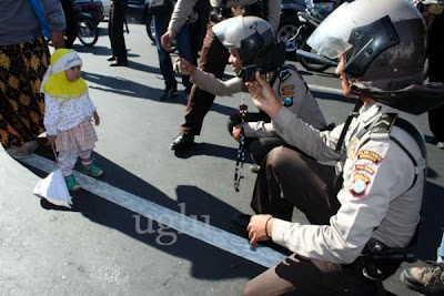 polisi memotret bocah imut