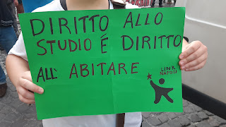 cartello di Link, recita: diritto alla studio è diritto all'abitare