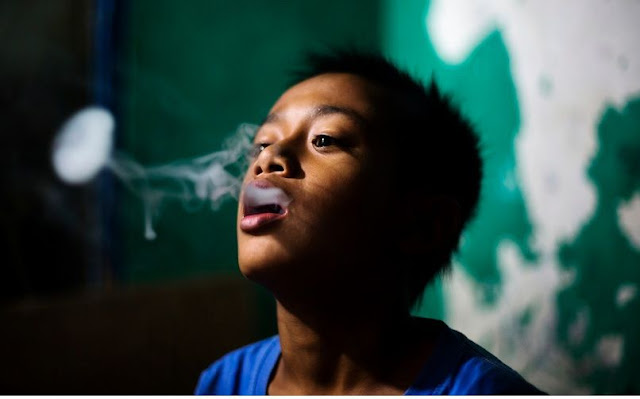 Foto Mengejutkan: Anak-anak di Indonesia Merokok seperti Pecandu yang Sakau