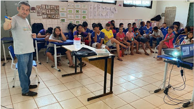 O poeta Zacarias Martins participa de Roda de Conversa Literária com alunos de escola da zona rurral de Tocantínia