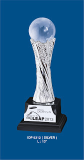 We Manufacturer & Supplier of Crystal Awards Corporate Awards With Logo Engraving. In Delhi.