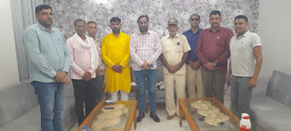 नई दिल्ली /गोठड़ा --  राष्ट्रीय लोकतांत्रिक पार्टी के सुप्रीमो व नागौर सांसद हनुमान बेनीवाल (Hanuman Beniwal) से मंगलवार को उनके दिल्ली स्थित आवास पर झुंझुनूं जिले की नवलगढ़ विधानसभा क्षेत्र के गोठड़ा गांव मे प्रस्तावित श्री सीमेंट कंपनी (shree cement plant gothda jhunjhunu) से प्रभावित किसानों और जन- प्रतिनिधियों के प्रतिनिधिमंडल ने मुलाकात की और सांसद को बताया कि स्थानीय नेताओं के दबाव में  पुलिस व प्रशासन के अधिकारियों द्वारा जनता के स्थान पर कंपनी के हितों की पैरोकारी की जा रही है। प्रतिनिधिमंडल ने सांसद के समक्ष प्रतिनिधिमंडल ने सीमेंट कंपनी से प्रभावित किसान 50 लाख रुपए प्रति बीघा मुआवजा ,प्रत्येक परिवार में से एक को स्थाई रोजगार और पुनर्वास की व्यवस्था करवाने की मांग प्रमुख रूप से रखी।