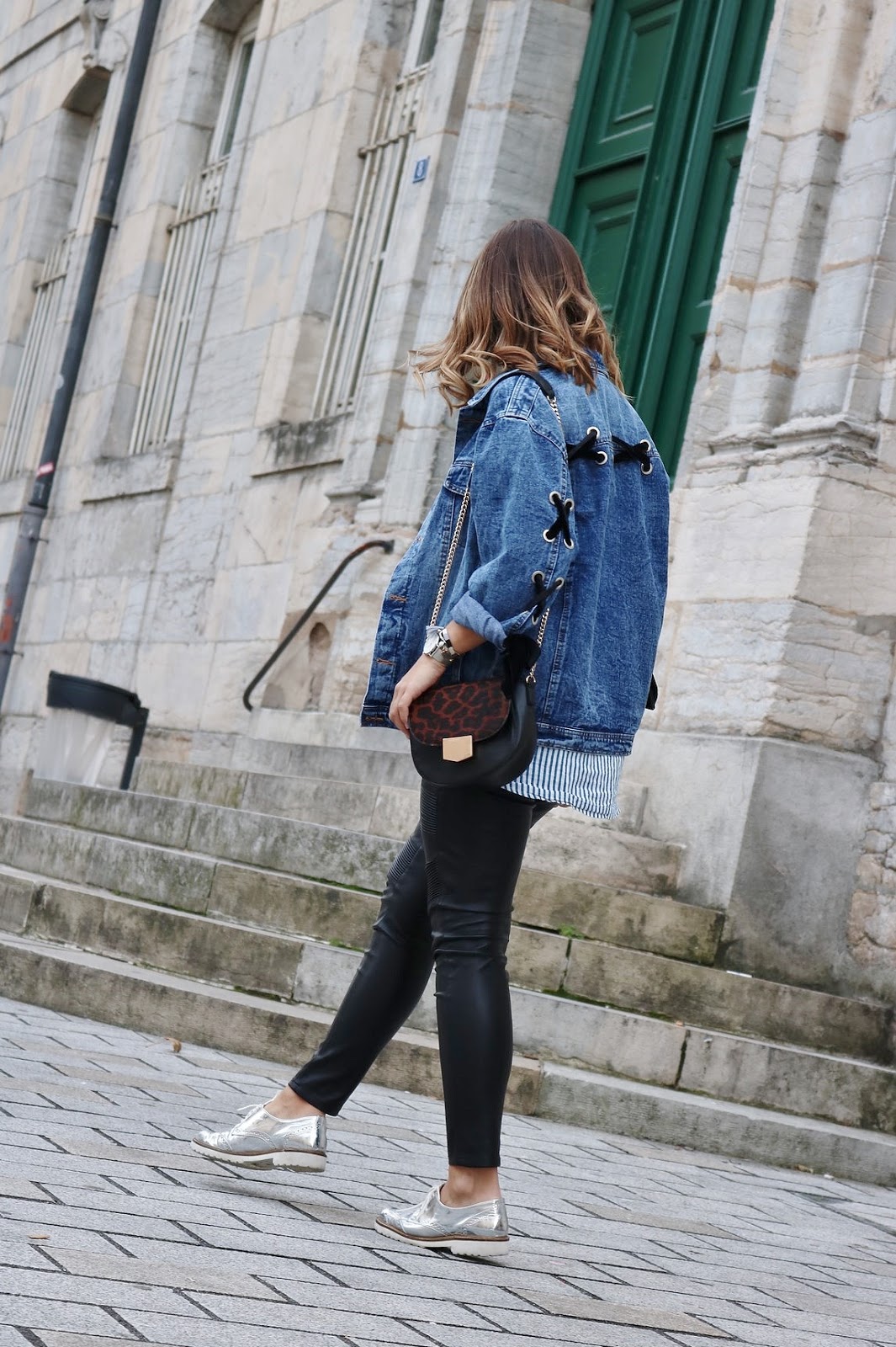 pauline-dress-tenue-look-besancon-veste-denim-lace-up-noir-tregging-chemise-rayee-sac-leo-walk