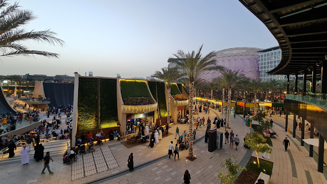 Expo Dubai - Blick auf Water Features, Al Wasl von der African Dining Hall aus