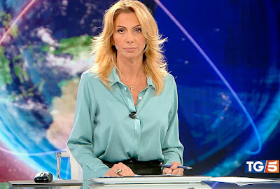 Simona Branchetti tg5 telegiornalista bionda tg5 3 aprile 2022