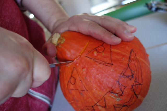 pumpa halloween orange halloweenpumpa hemmagjord skuren ansikte läskigt tänder ögon bord perstorp