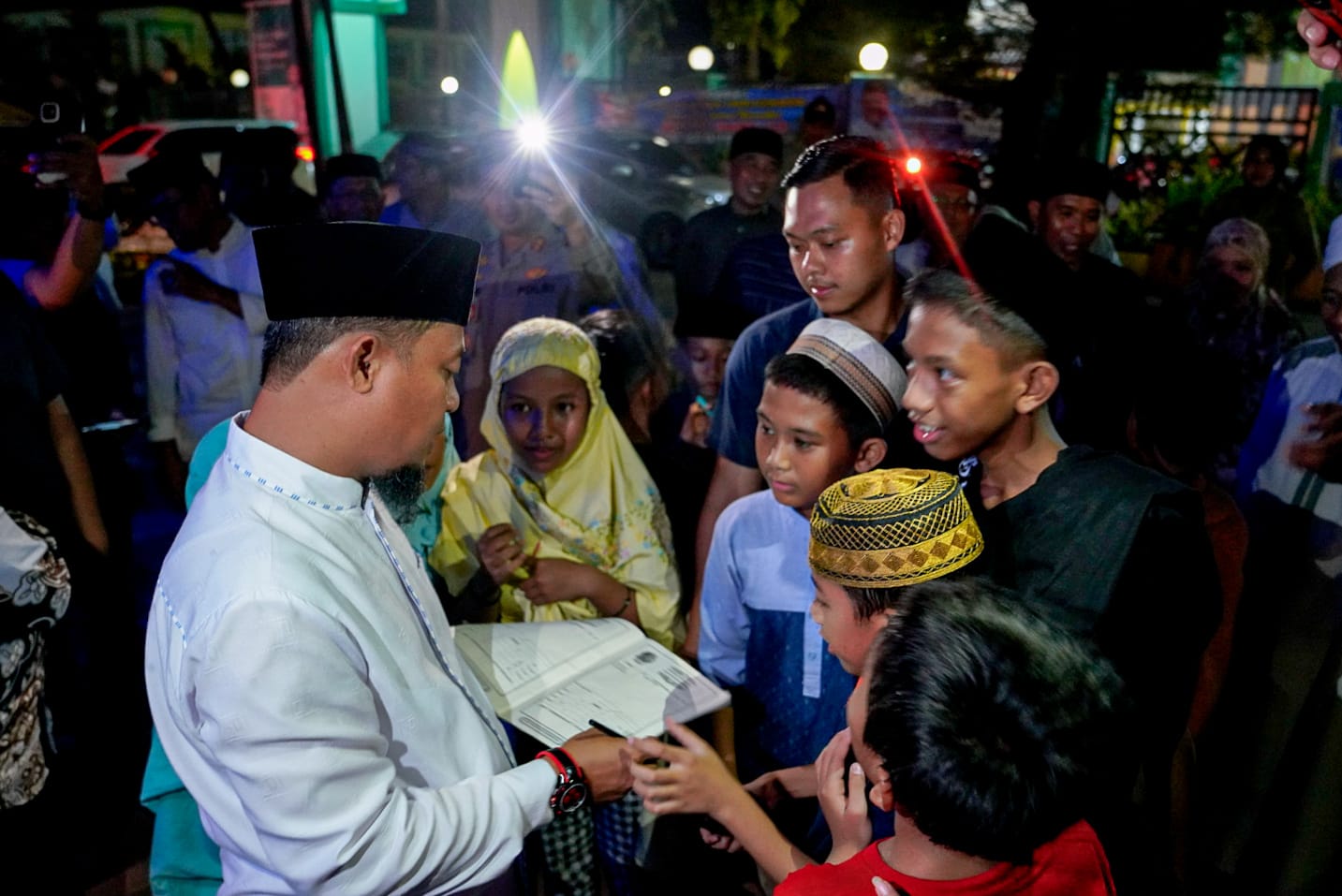 Usai Salat Berjamaah di Takalar, Gubernur Andi Sudirman Diserbu Anak-Anak Takalar