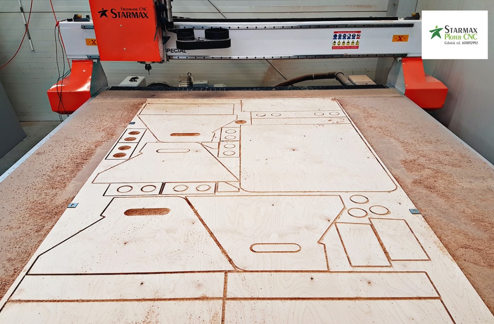 Skärning av träfinér plywood MDF och spånskiva CNC fräs