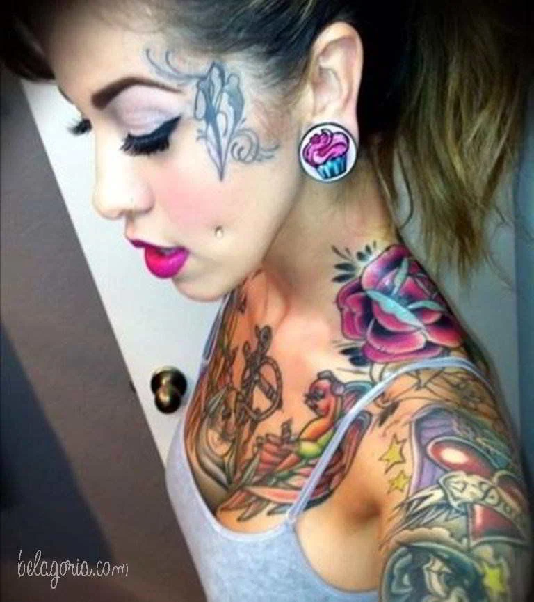 Una chica con tatuaje en el pecho muy colorido