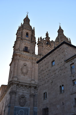 Clerecía e Universidade Pontificia fachada com a torre dos sinos da Scala Coeli e a Casa das Conchas