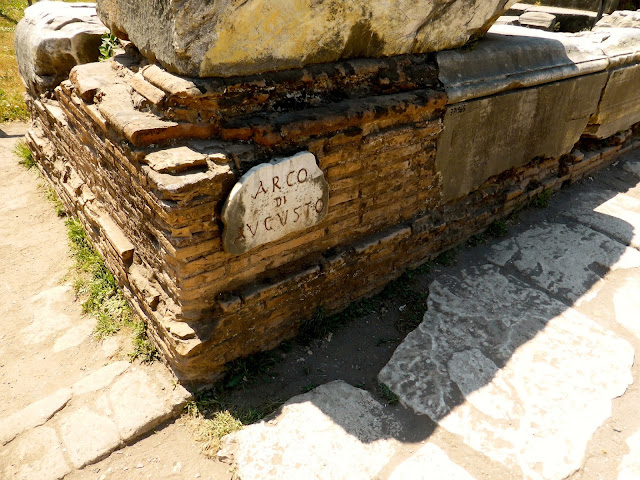 Foro Romano-Arco di Augusto