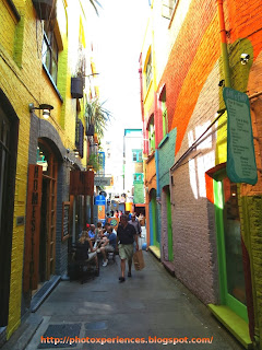 Small alley entrance to Neal's Yard, London. Pequeño callejón de entrada a Neal's Yard, Londres.