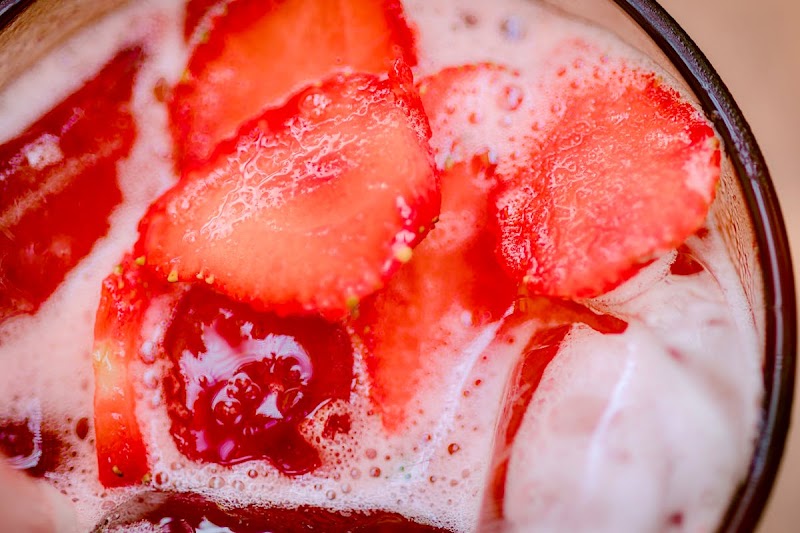 Strawberry Drinks: 06Recipes with and without Alcohol