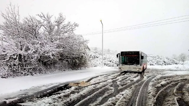 Εγκλωβίστηκε στα χιόνια λεωφορείο του ΚΤΕΛ με 10 επιβάτες στην βόρεια Κυνουρία