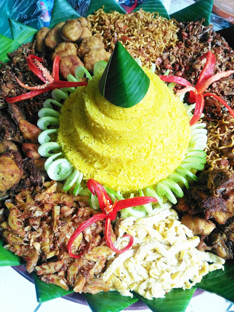 tumpeng, nasi tumpeng, nasi tumpeng ayam ingkung, tumpeng mini, tumpeng dan sejarahnya, asal usul tumpeng, tumpeng adalah, tumpeng dan perkembangannya, tradisi tumpengan, tumpengan, tumpengan dan yogyakarta, tumpengan bucengan