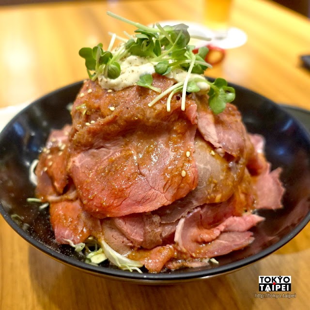 【Juju】堆得跟小山的烤牛肉丼　淋上半熟蛋超美味