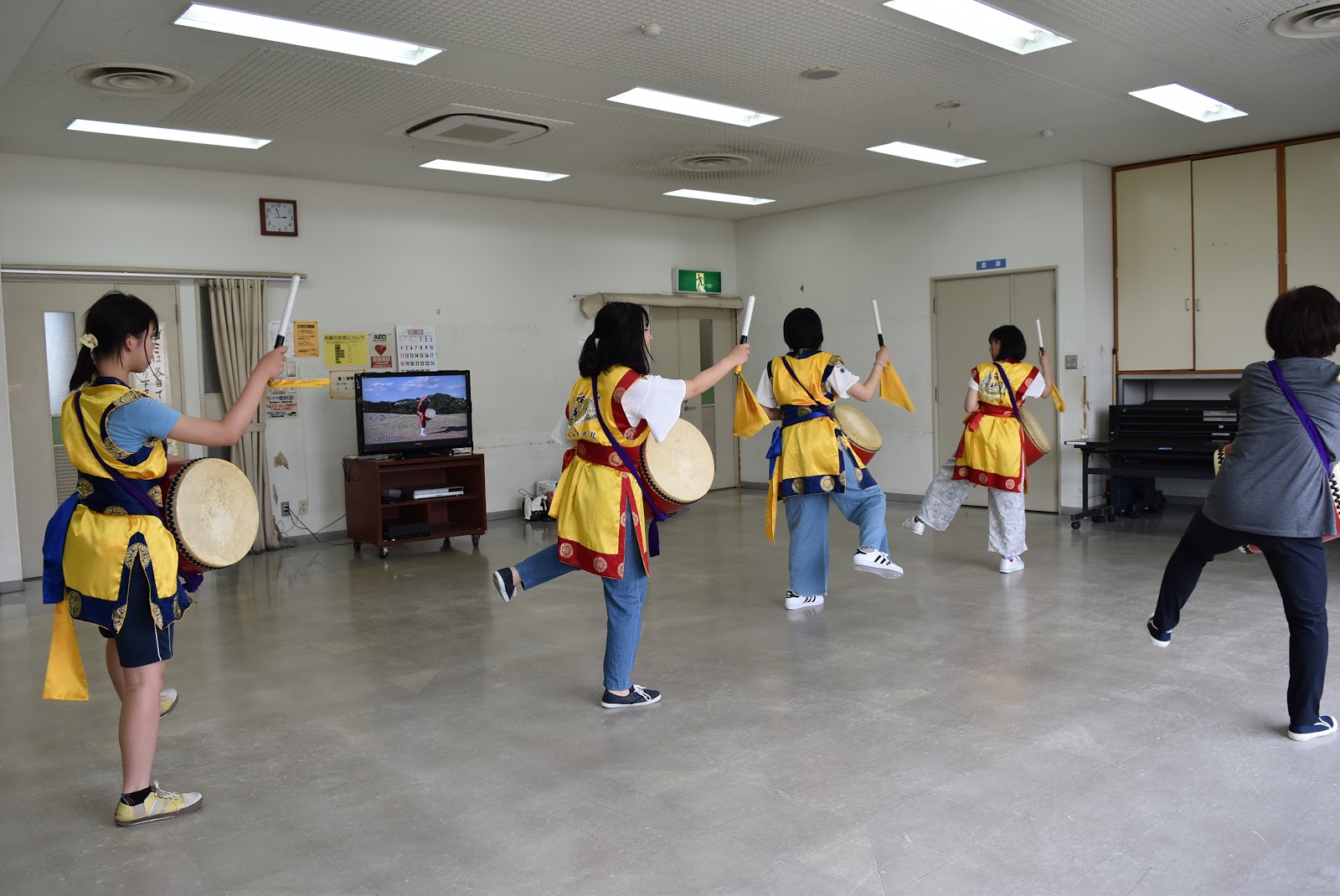 公民館つれづれ日記 修学旅行生 エイサー体験受入れ