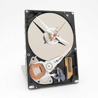 clock-made-of-hard-disk-drive alt=