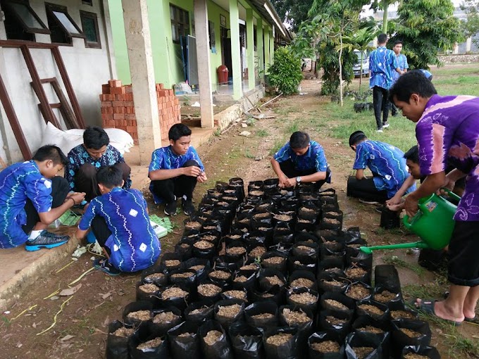 Siswa MAN Pelaihari Tanam Bibit Kurma 