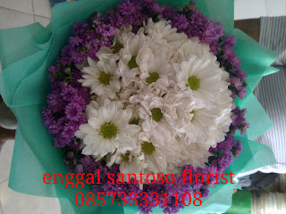 rangkaian karangan buket bunga tangan aster