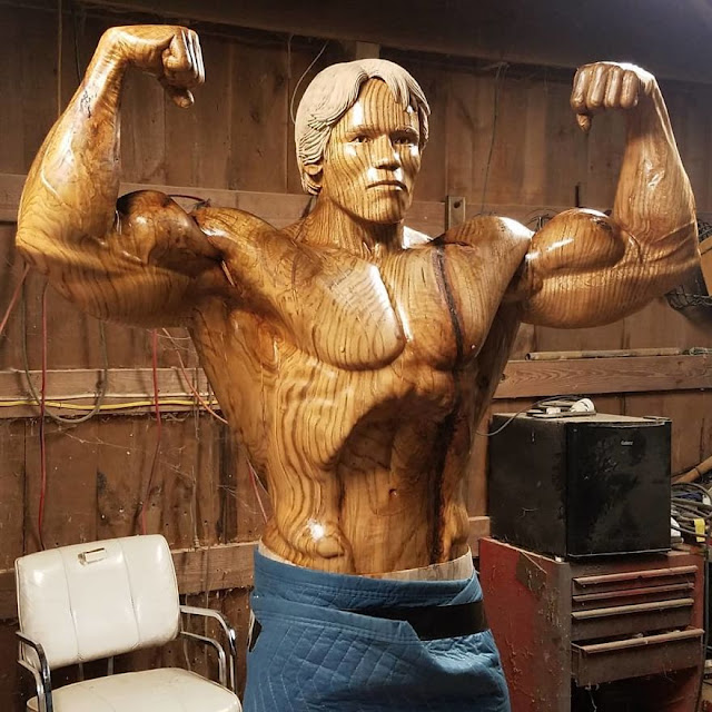 Estatua de madera de Arnold Schwarzenegger