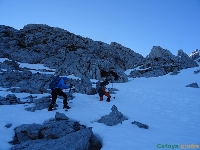 Ruta circular al Pico de Los Asturianos, Canal Parda y Traviesos en el Macizo del Cornión de Picos de Europa, regresando por Reseco