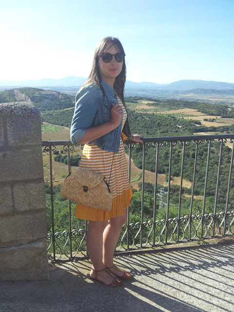 Vestido de verano de rayas blancas y amarillas de Lavand con cazadora vaquera de Primark