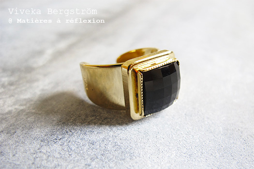 Bague dorée noire cristal Viveka Bergstrom bijoux retro