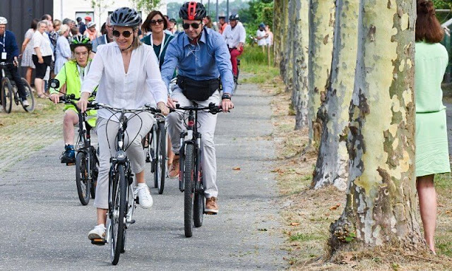 Queen Mathilde wore a white shirt, and beige trousers. The Queen took a bike ride with the low vision and blind residents