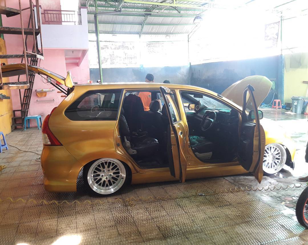  Modifikasi Avanza Super Keren Warna Kuning Emas Owner 