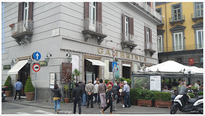 Napoli; experiência pessoal; Piazza del Plebiscito; Gran Caffé Gambrinus; Palazzo della Prefettura;