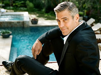 Foto de George Clooney posando cerca a piscina