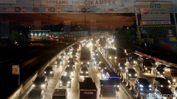 Ada Evakuasi Truk Kecelakaan, Tol Cikampek Arah Jakarta Macet hingga 40 Km