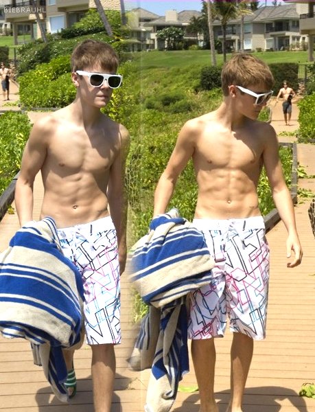 selena gomez and justin bieber 2011 beach. PHOTOS: Justin Bieber displays