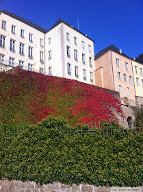 caminhando pela Corniche em Luxemburgo