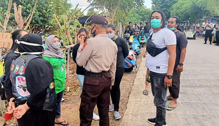 Personil Polsek Marbo Berikan Pengamanan Komunitas Ladyscoot Sulawesi Di Tanggul Topejawa
