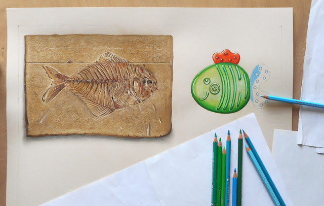 Dessin d'un fossile de poisson faisant face à un jouet d'enfant, poisson en plastique bleu et vert