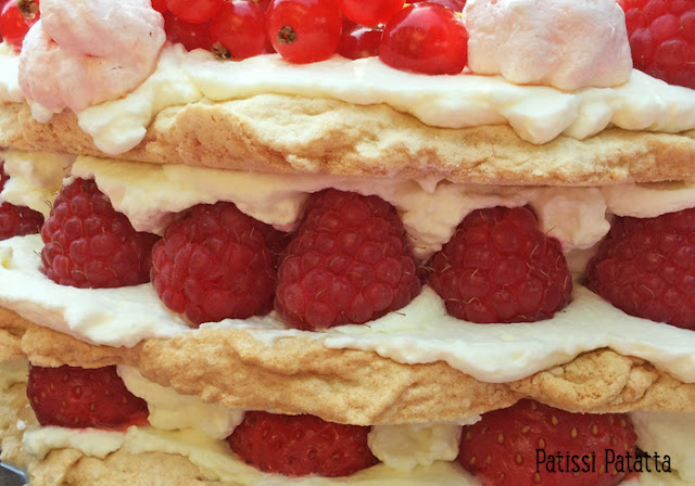 recette de layer cake aux fruits rouges, layer cake dacquoise, layer cake chantilly mascapone, dacquoise, meringues, fraises, framboises, groseilles, gâteau de l’été, gâteau aux fruits rouges, gâteau d’anniversaire.