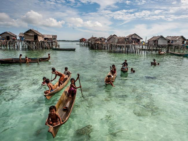 Foto de Ng Choo Kia - As canoas Bajau são tradicionalmente feitas de uma unica tora esculpida