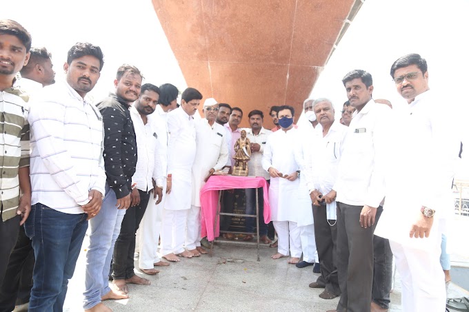 छत्रपती शिवाजी महाराजांच्या लामजना येथील पुतळ्यास  पालकमंत्री ना. अमित देशमुख यांनी केले विनम्र अभिवादन   