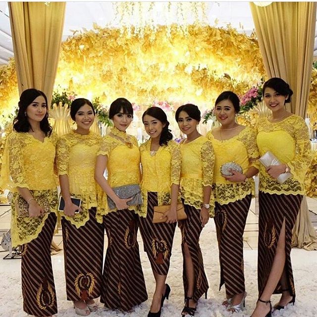 Model Kebaya Modern Broklat Kuning Rok Batik parang 