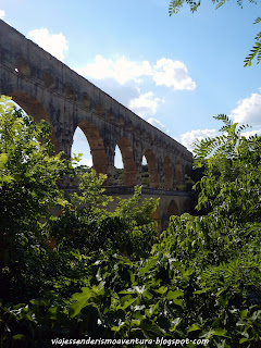 Vista lateral del Pont de Gard (Francia)