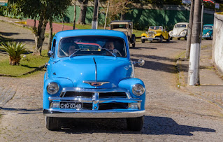 Colecionadores presenteiam Teresópolis com desfile de carros antigos