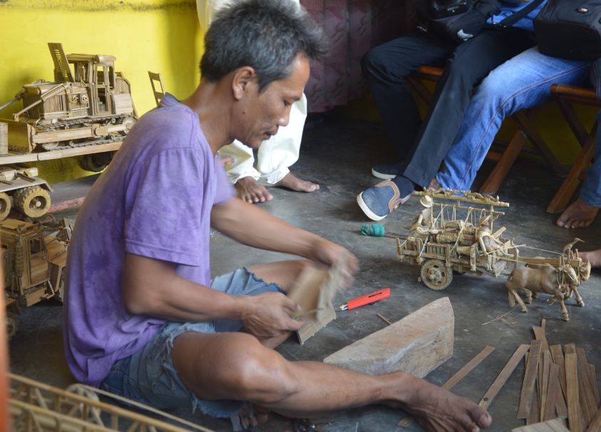 Kerajinan Miniatur dari Bambu Kesulitan Pemasaran 