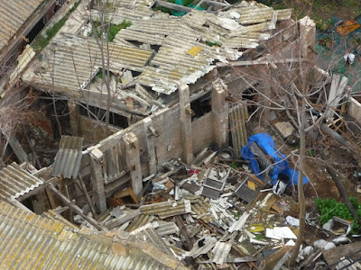 Casetón con techo de uralita muy deteriorado y visto desde arriba