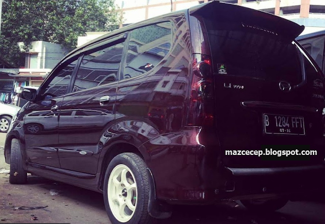 Daihatsu xenia Li Family 1000cc 2011 merah maroon