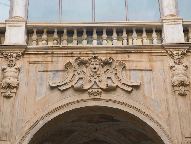 jiemve, le temps d'une pose, Gênes, Genova, Palais, Palazzi, Via Garibaldi, fronton