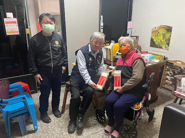 ▲彰化縣榮民服務處總幹事丁俊偕同責任區輔導員及社區組長拜會以表敬意並關懷員林地區榮民(眷)。（記者林明佑翻攝）