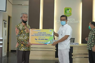 Bank Riau Kepri Salurkan Puluhan Paket Sembako Serta Uang Tunai Bantu Masyarakat Miskin dan Terdampak Covid-19 di Meranti