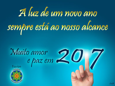 Dedo iluminando 2017, com o texto "A luz de um ano novo sempre está ao nosso alcance". Muito amor e paz em 2017. Equipe Cuidados Integrativos